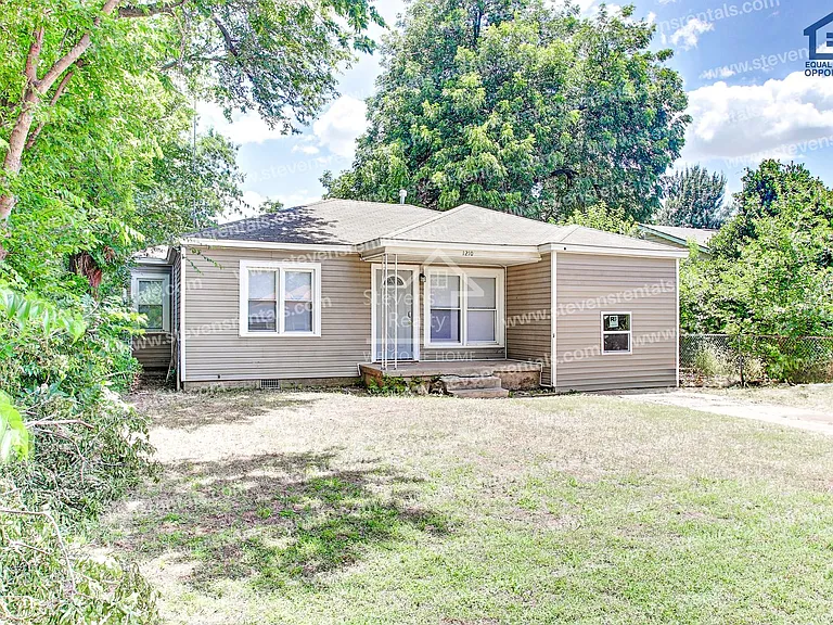 1210 NW Irwin Ave — Photo 1