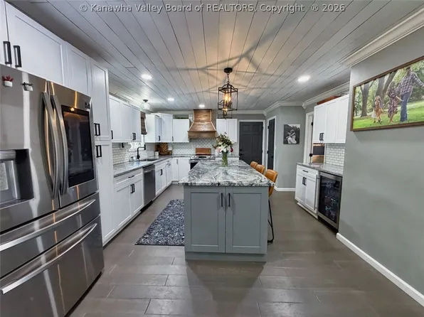 1703 Oak Knolls Rd, Charleston, WV 25314