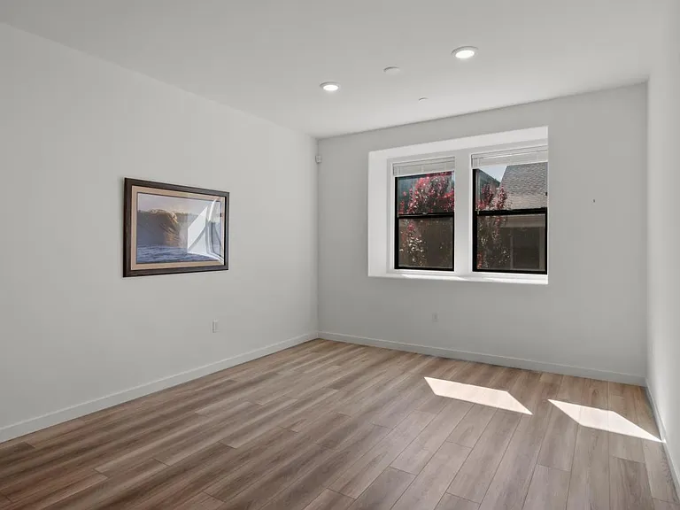1586 Waterside Ln — Photo 8