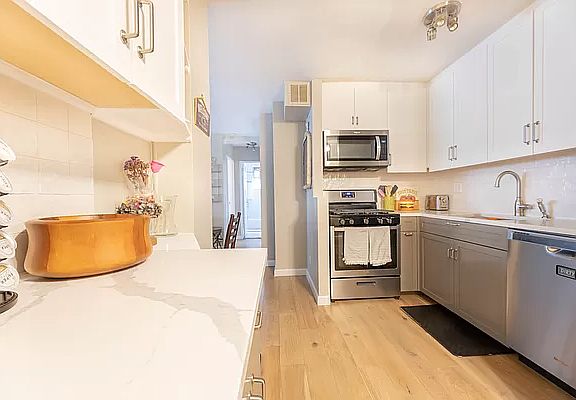 5th image of 160 E 27th St APT 6B
