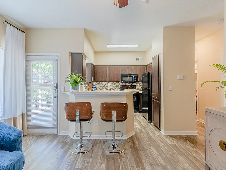 Country Club Apartments — Photo 5