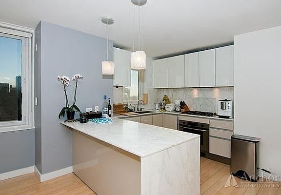 3rd image of 322 W 57th St APT 33S1