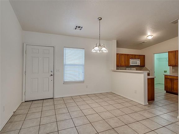 5th image of 944 SW 156th St