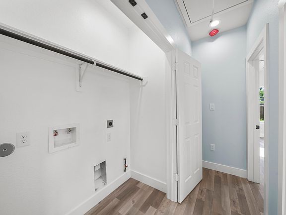 4th image of 934 Ellington St #B