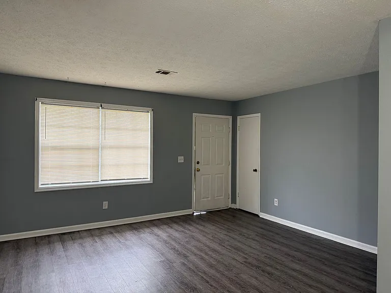 1309 Glenn Cir #A-B — Photo 2