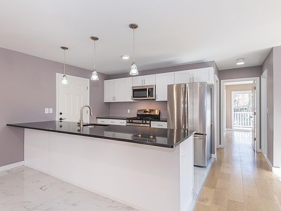 2nd image of 17 Jersey St Floor 1