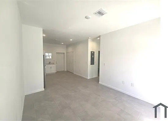 2 bed, 968 sqft, $1,600 — Photo 3