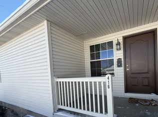416 E 6th St, Uhrichsville, OH 44683