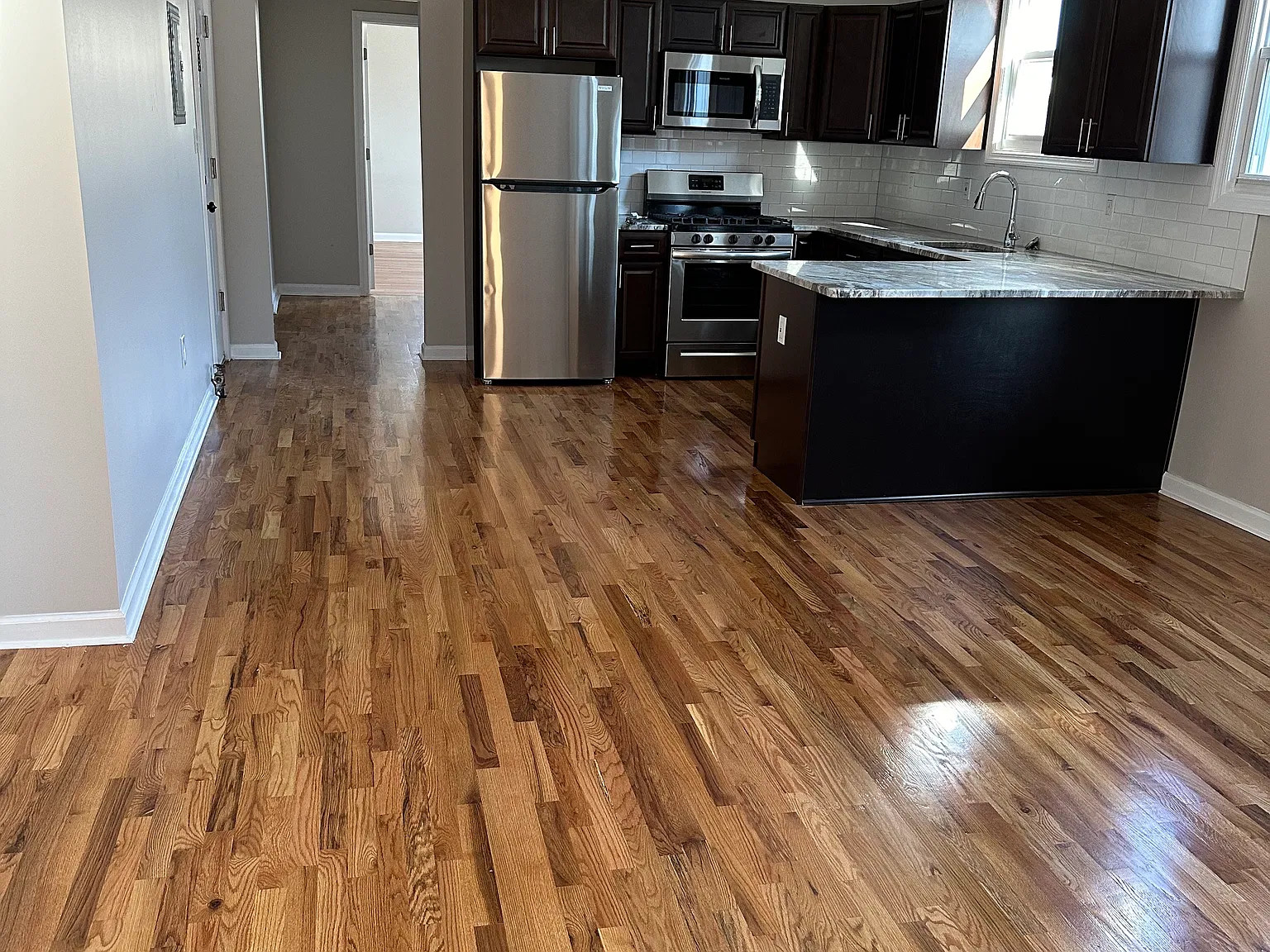3 bed, 1.0 bath, 1000 sqft, $2,600 — Photo 2