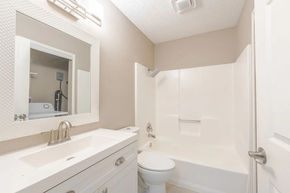 2 bed, 1.0 bath, 555 sqft, $1,250 — Photo 2