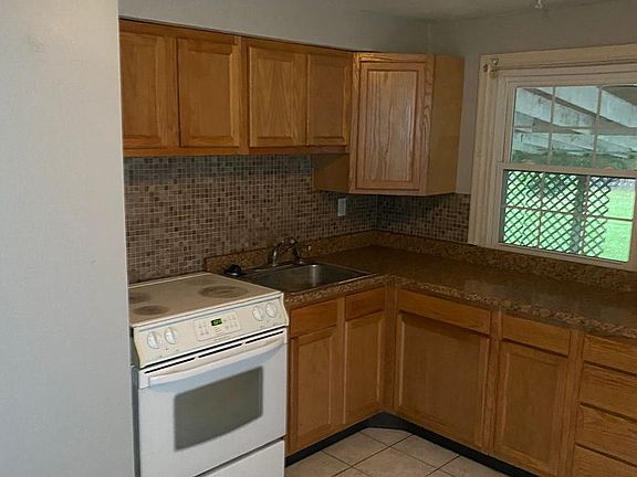 2nd image of 607 1/2 Lucas Dr