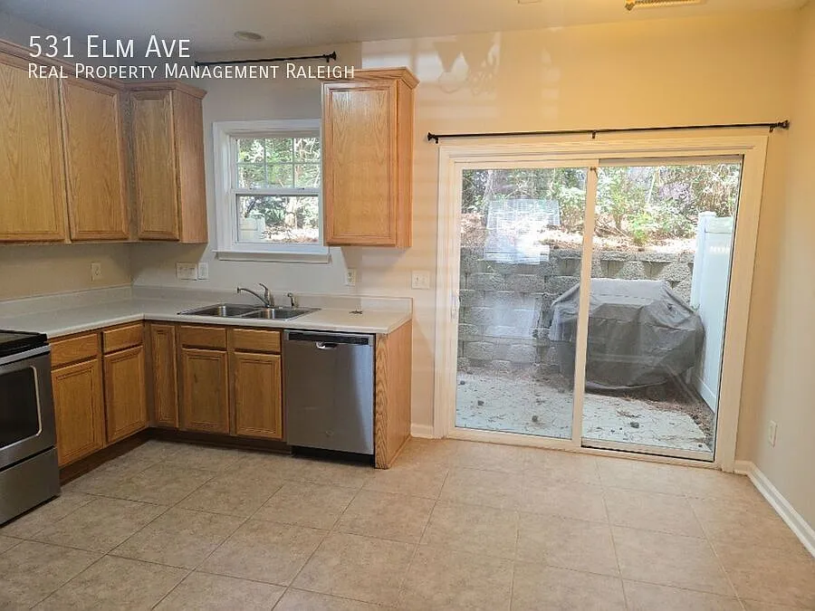 3 bed, 3.5 bath, 871 sqft, $1,895 — Photo 3