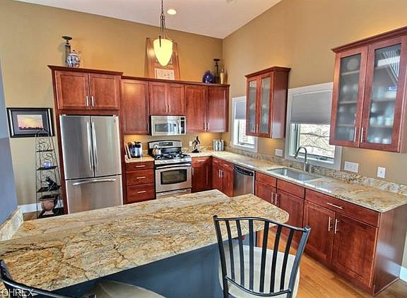 5th image of 2322 City View Dr