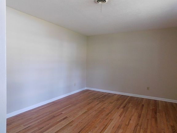 4th image of 310 Kirby Dr