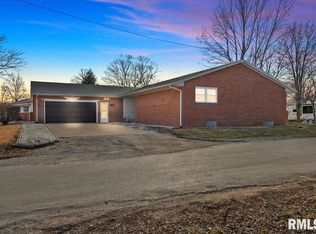 1136 Henkle Dr, Pawnee, IL 62558