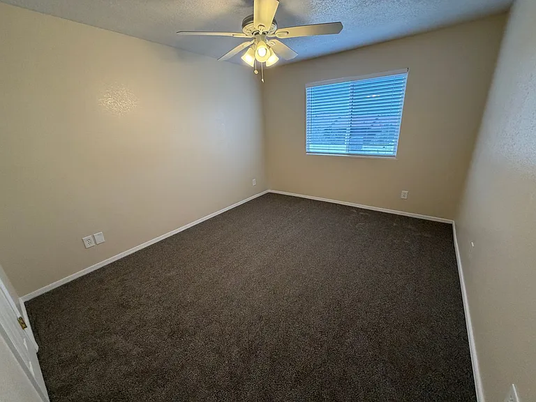1911 Girard Blvd NE — Photo 38