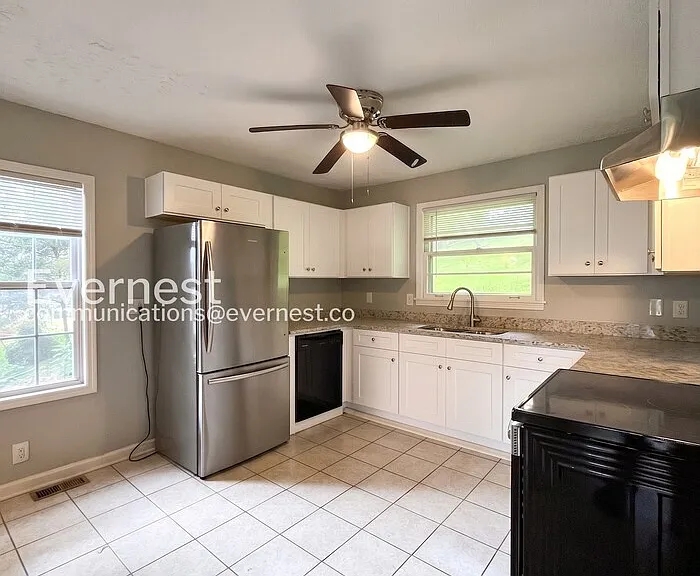 405 Cedarvalley Dr — Photo 4