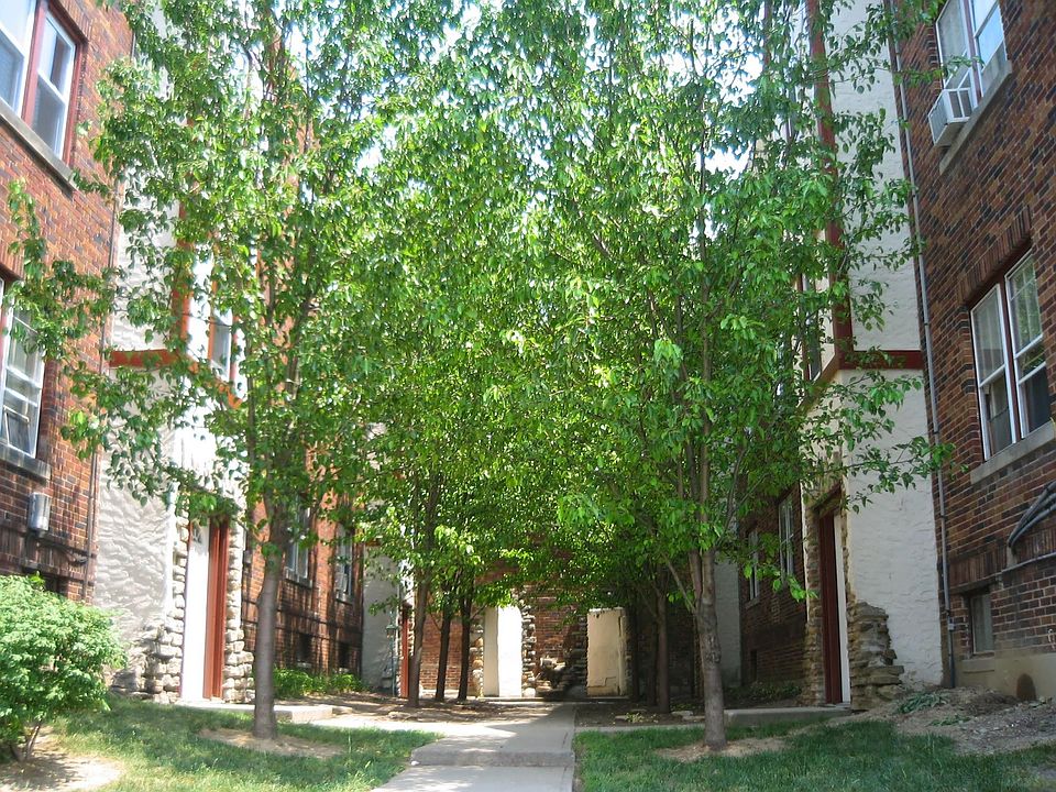5132/5136 Exterior courtyard