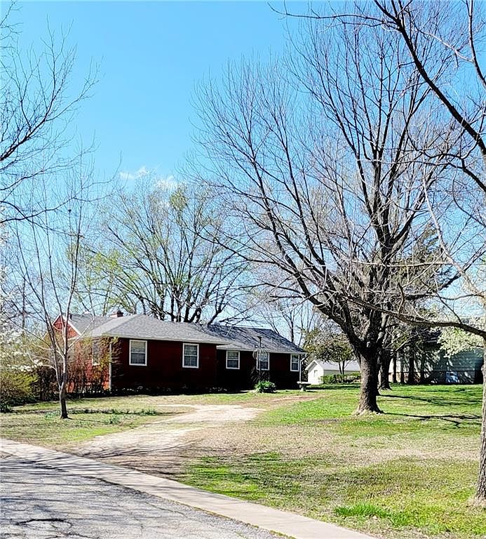 1310 N Jefferson Ave, Iola, KS 66749 | Zillow
