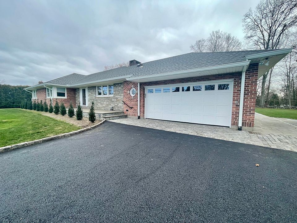 130 STONEHEDGE DRIVE N., GREENWICH, CT 3 BEDROOMS + OFFICE OR GUEST ROOM. 2 FULL BATHS + 2 HALF BATHS