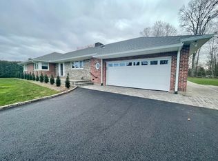 130 Stonehedge Dr N, Greenwich, CT 06831