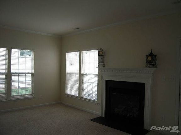 Family Room w Fireplace