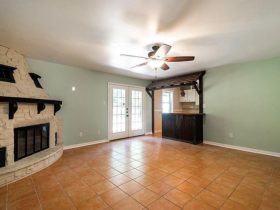 4th image of 1615 Lakeview Cir