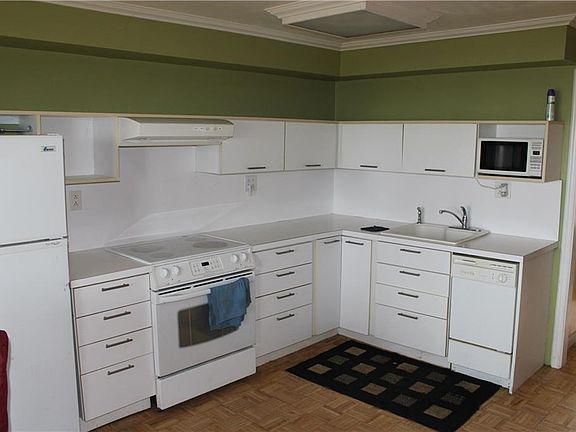 2nd image of 604 Edgewater Dr