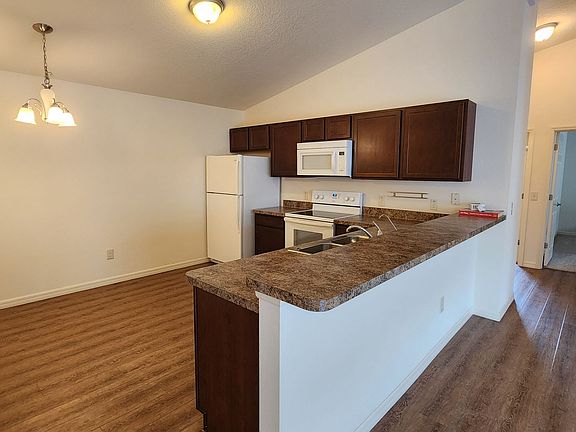 4th image of 3366 Empire Ave