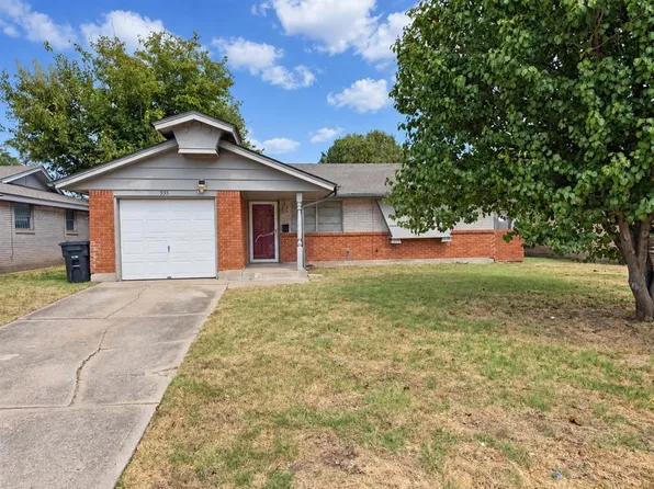 935 SW 2nd St, Moore, OK 73160
