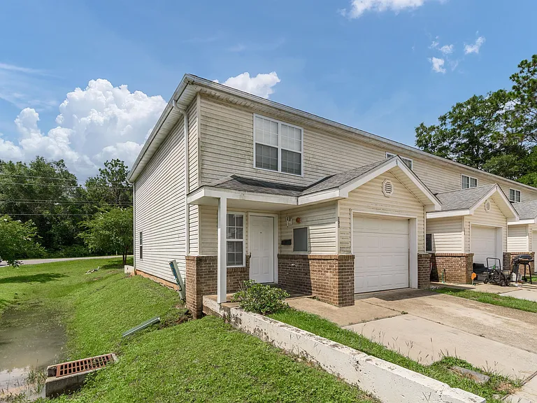 100 Corwin Dr — Photo 3