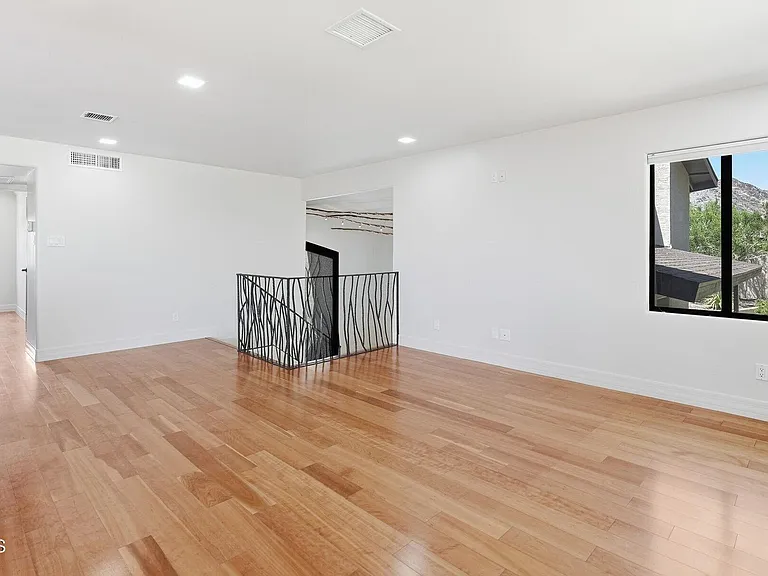 2221 E Vista Ave — Photo 16