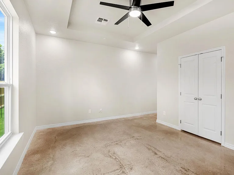410 W Avenue C — Photo 22