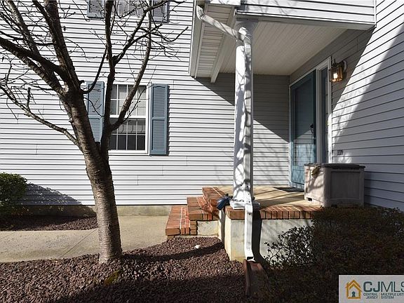 4th image of 25 Ashley Dr