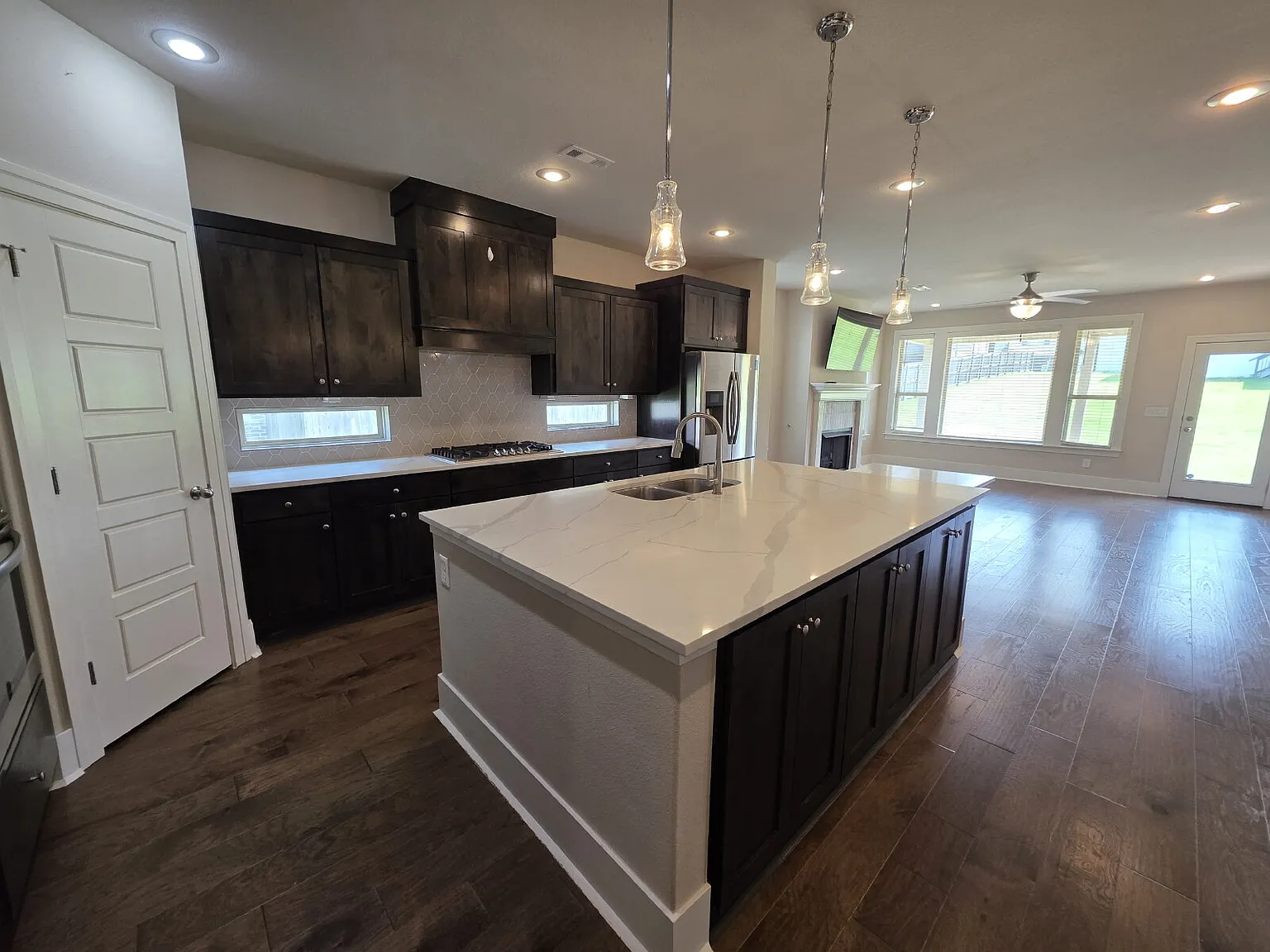 3 bed, 2.0 bath, 2116 sqft, $2,850 — Photo 4