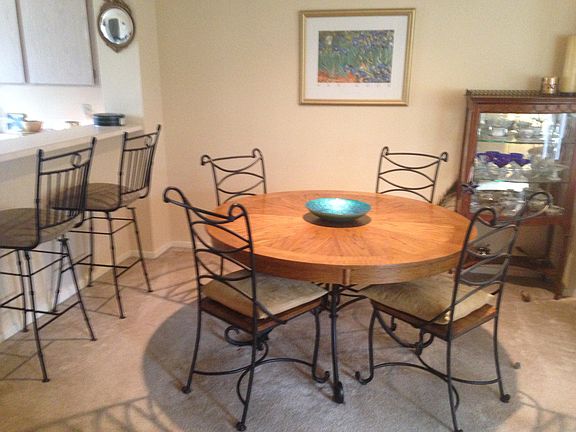 Dining room w/built-in breakfast bar