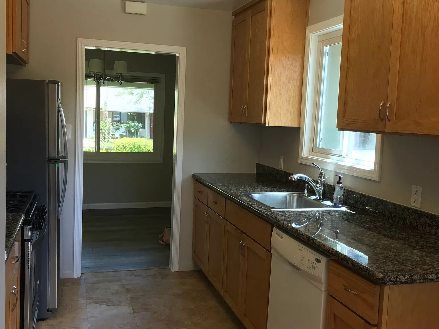 3 bed, 1040 sqft, $3,500 — Photo 3