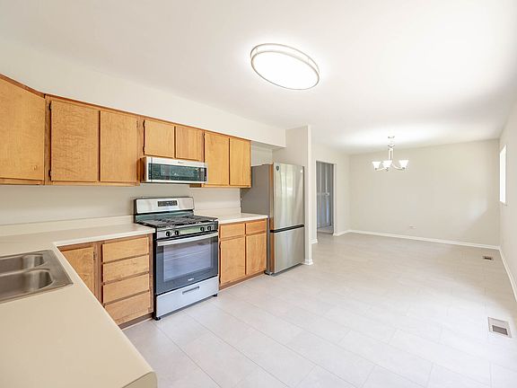 5th image of 465 Westview St