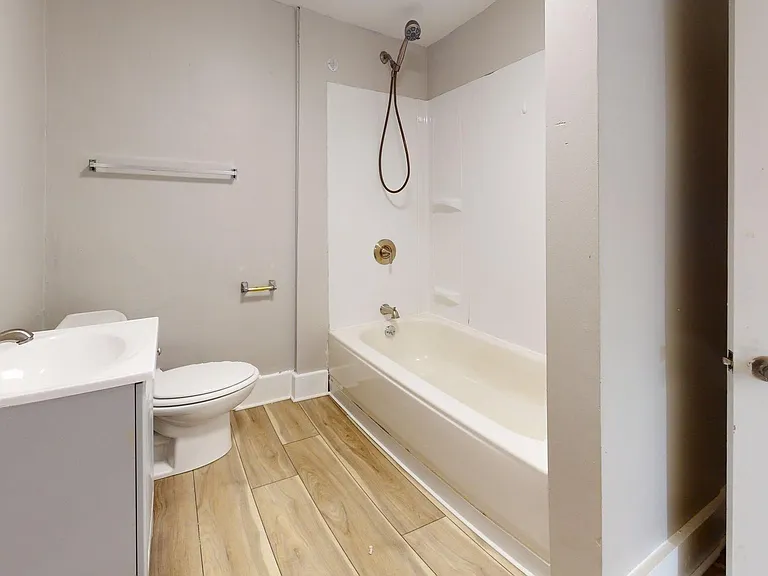 1031 W 9th St — Photo 23