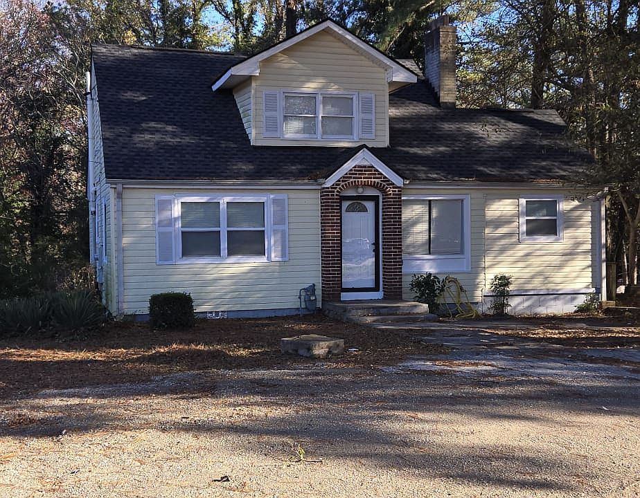 FRONT OF THE HOUSE WITH CIRCULAR DRIVEWAY