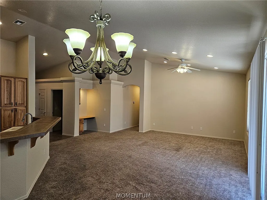 3 bed, 2.0 bath, 1818 sqft, $2,100 — Photo 4