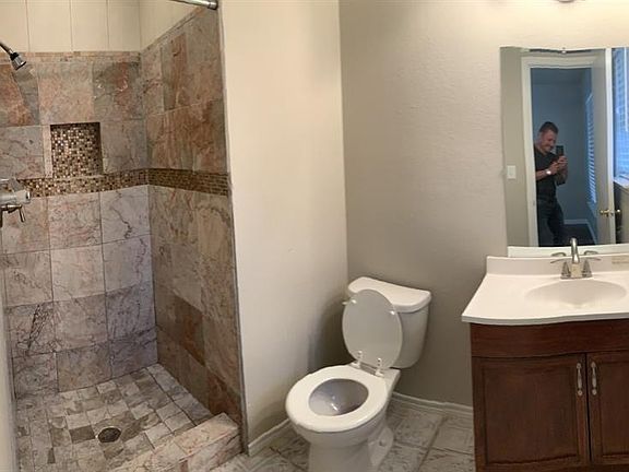 3rd image of 903 Vecinos Blvd