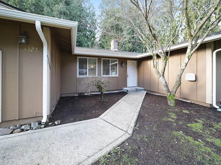4323 Glen Terra Dr SE — Photo 3
