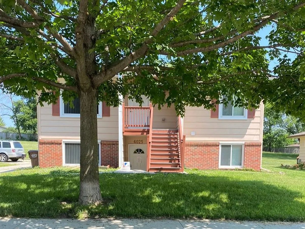 Building Photo - Aplin Duplex (4025/4027)