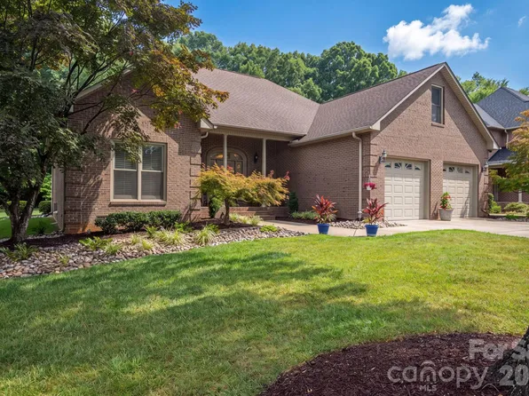 725 Hanna Woods Dr, Cramerton, NC 28032