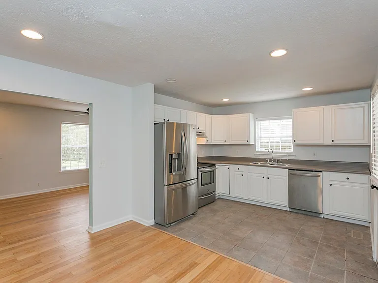 602 Village Ct — Photo 7