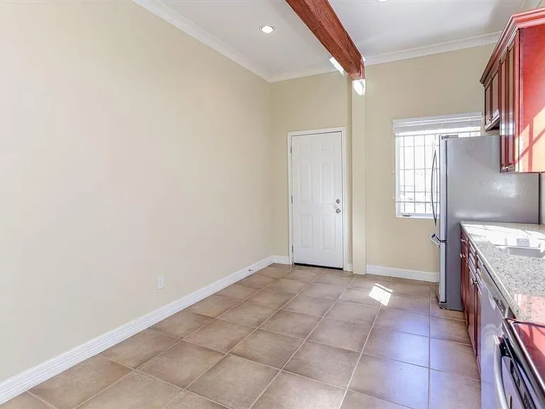 612 W Alabama St — Photo 5