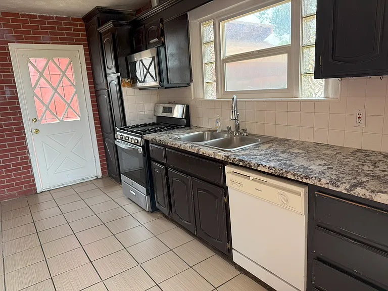299 E Main St — Photo 5