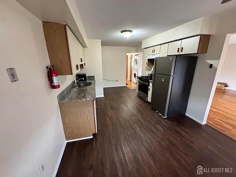 311 Edison Glen Ter — Photo 3