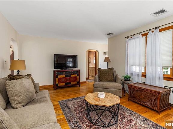 5th image of 618 3rd Ave